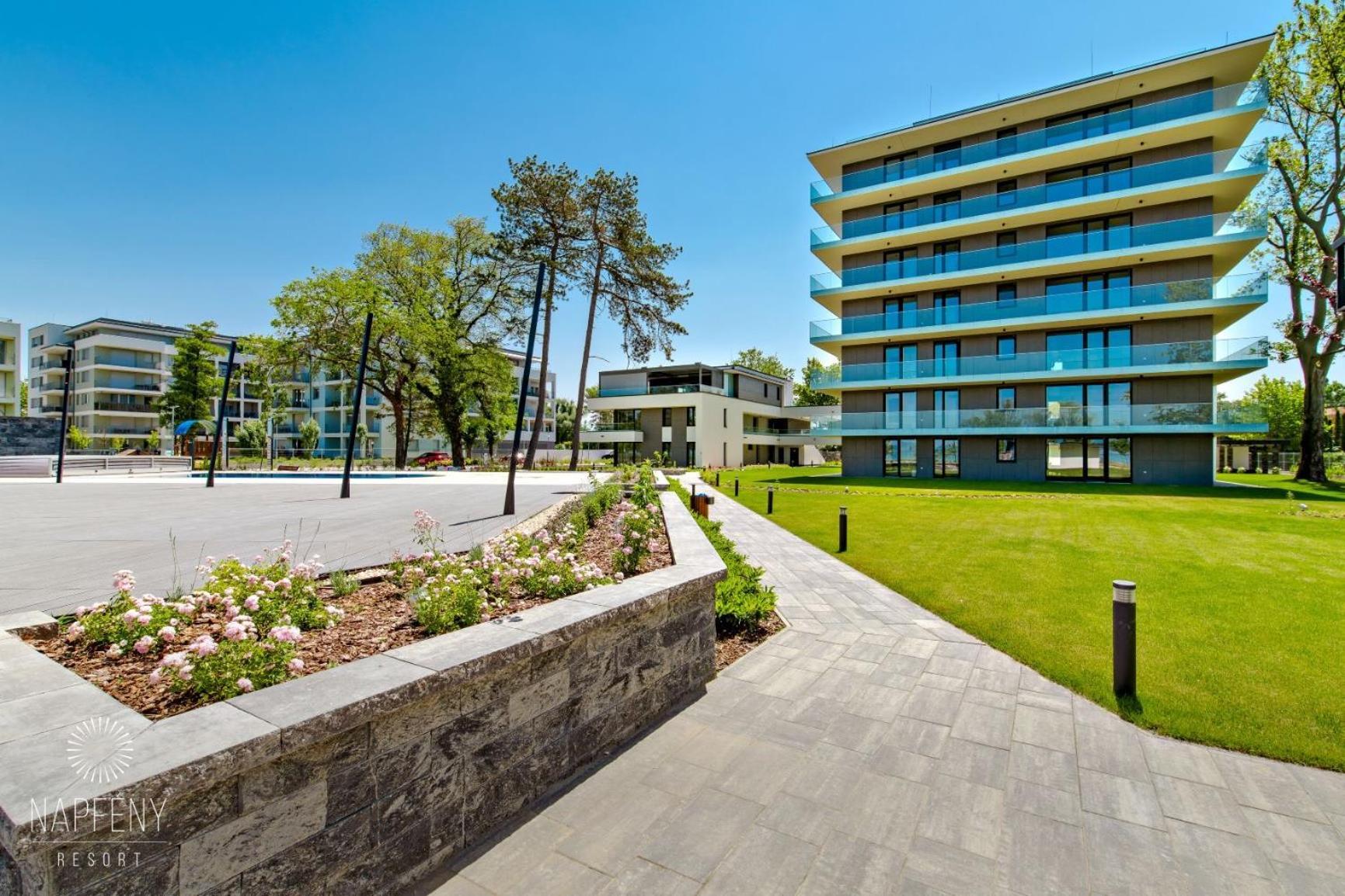 Clyde-Premium Lelle Waterfront Private Apartment Балатонлелле Екстер'єр фото